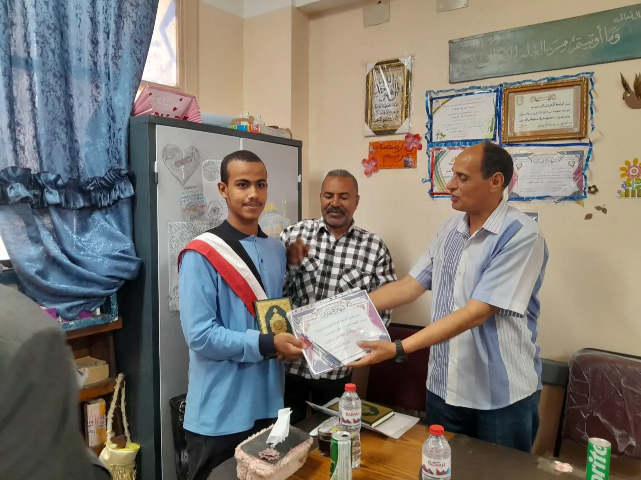 الأوسط قمولا الثانوية بنقادة تكرم المتفوقين وحفظة القرآن الكريم - 1000553901
