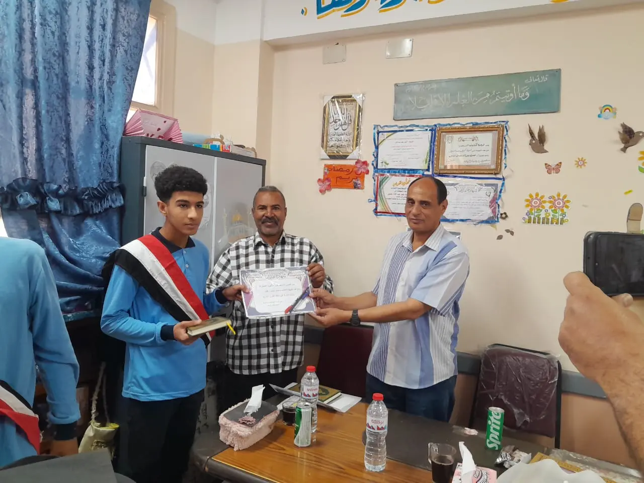 الأوسط قمولا الثانوية بنقادة تكرم المتفوقين وحفظة القرآن الكريم - 1000553904