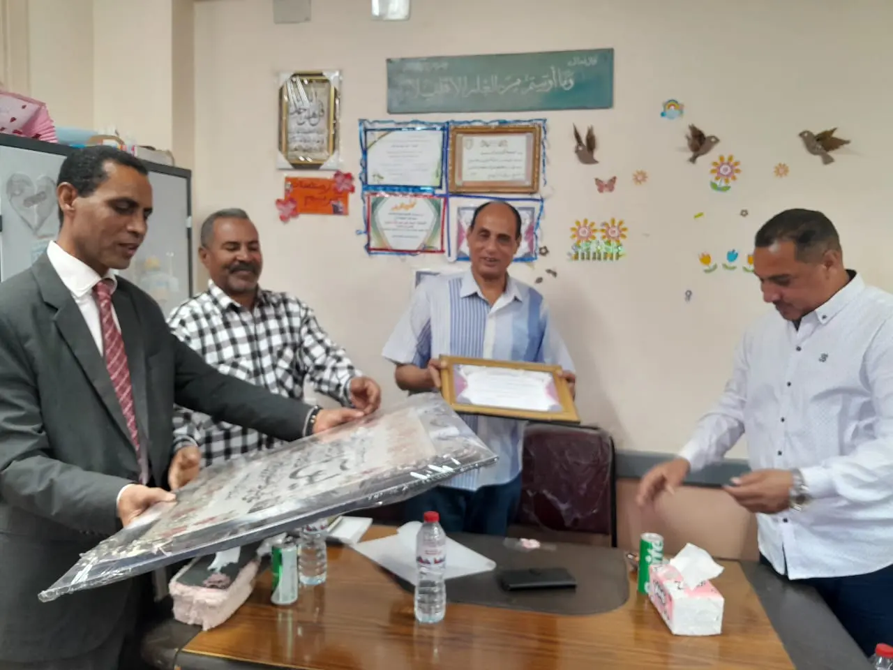 الأوسط قمولا الثانوية بنقادة تكرم المتفوقين وحفظة القرآن الكريم - 1000553910