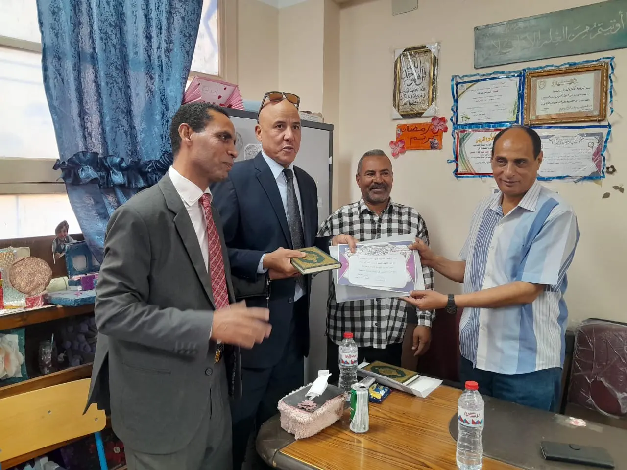 الأوسط قمولا الثانوية بنقادة تكرم المتفوقين وحفظة القرآن الكريم - 1000553913