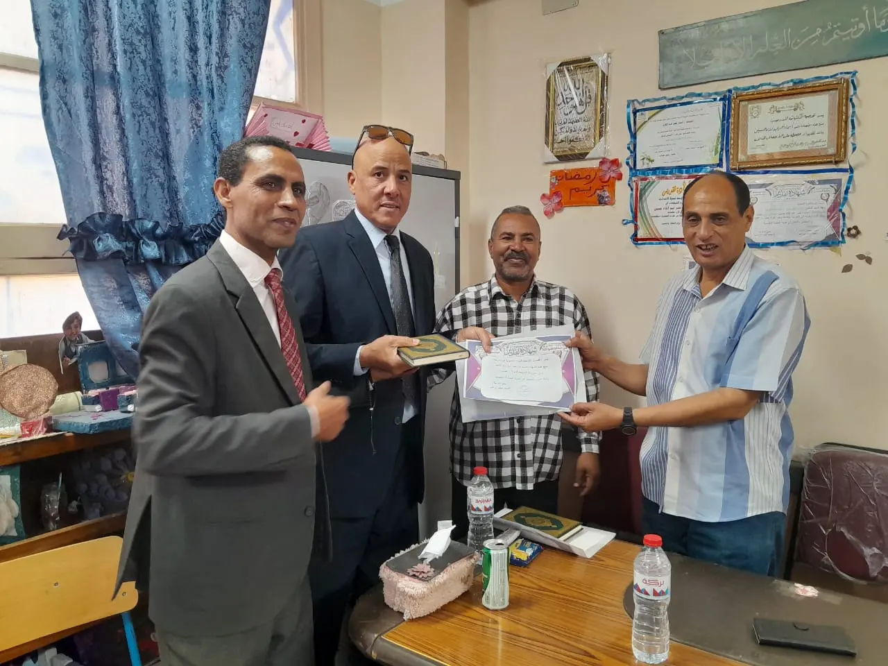 الأوسط قمولا الثانوية بنقادة تكرم المتفوقين وحفظة القرآن الكريم - 1000553916