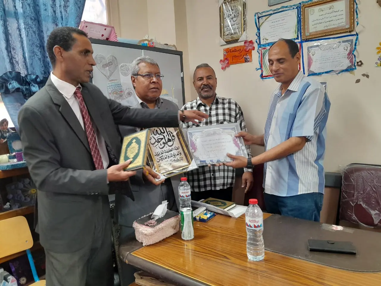 الأوسط قمولا الثانوية بنقادة تكرم المتفوقين وحفظة القرآن الكريم - 1000553925
