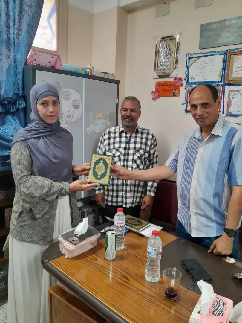الأوسط قمولا الثانوية بنقادة تكرم المتفوقين وحفظة القرآن الكريم - 1000553973