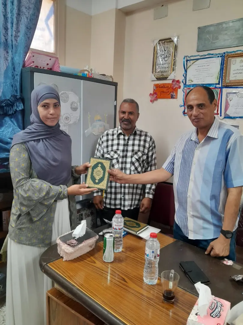 الأوسط قمولا الثانوية بنقادة تكرم المتفوقين وحفظة القرآن الكريم - 1000553976