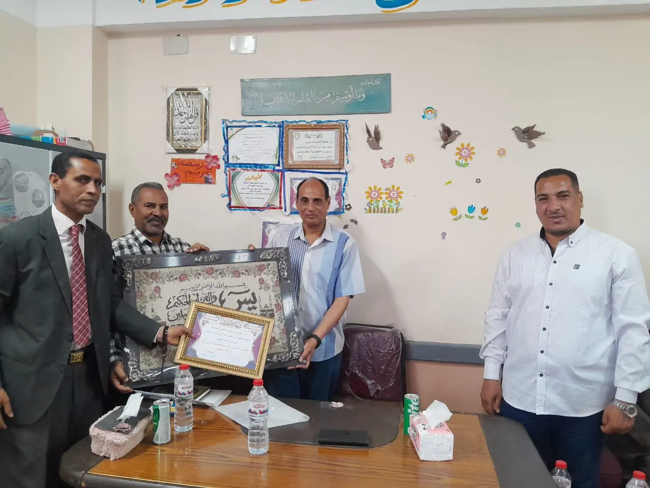 الأوسط قمولا الثانوية بنقادة تكرم المتفوقين وحفظة القرآن الكريم - 1000553982