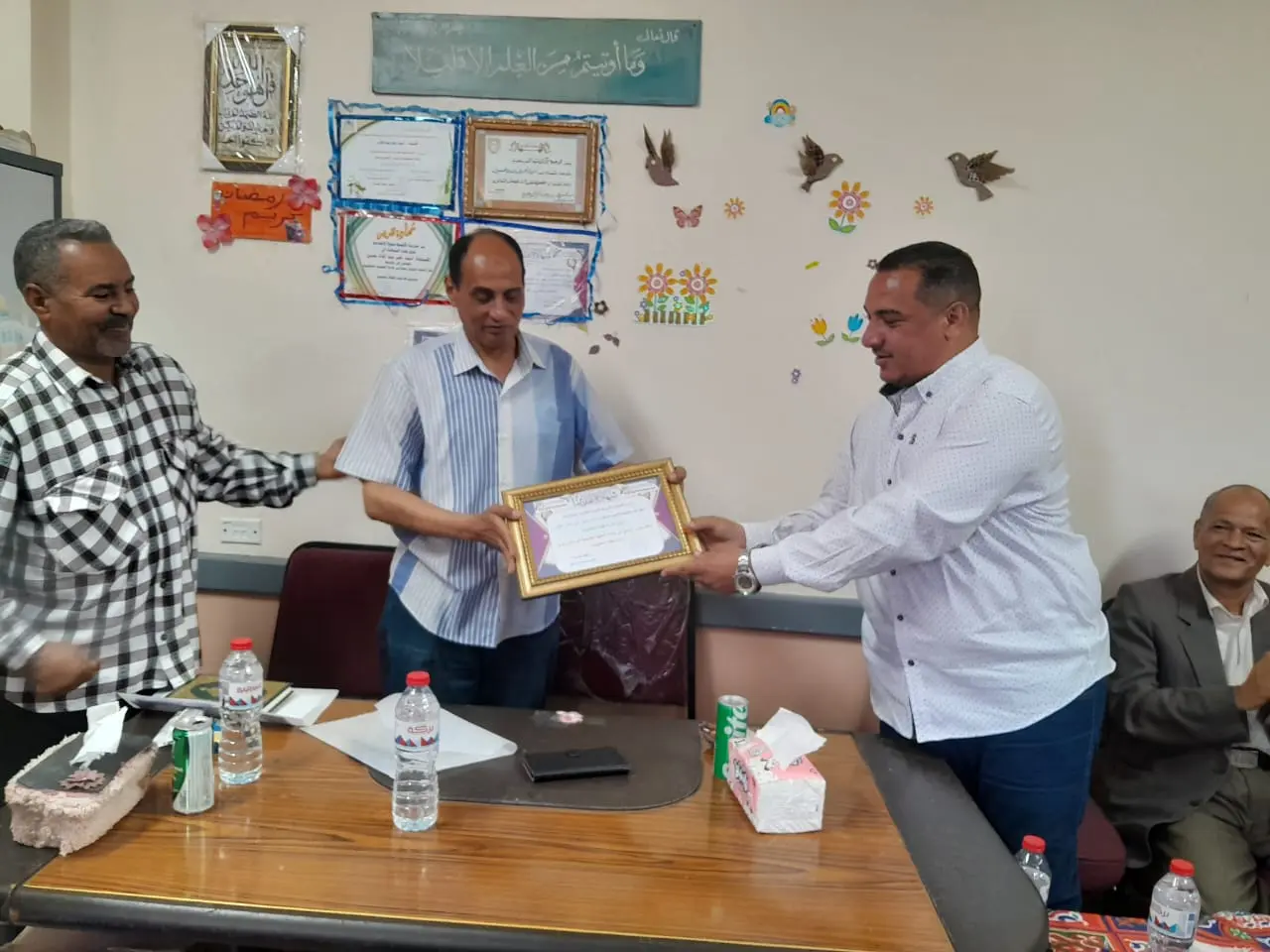 الأوسط قمولا الثانوية بنقادة تكرم المتفوقين وحفظة القرآن الكريم - 1000553991