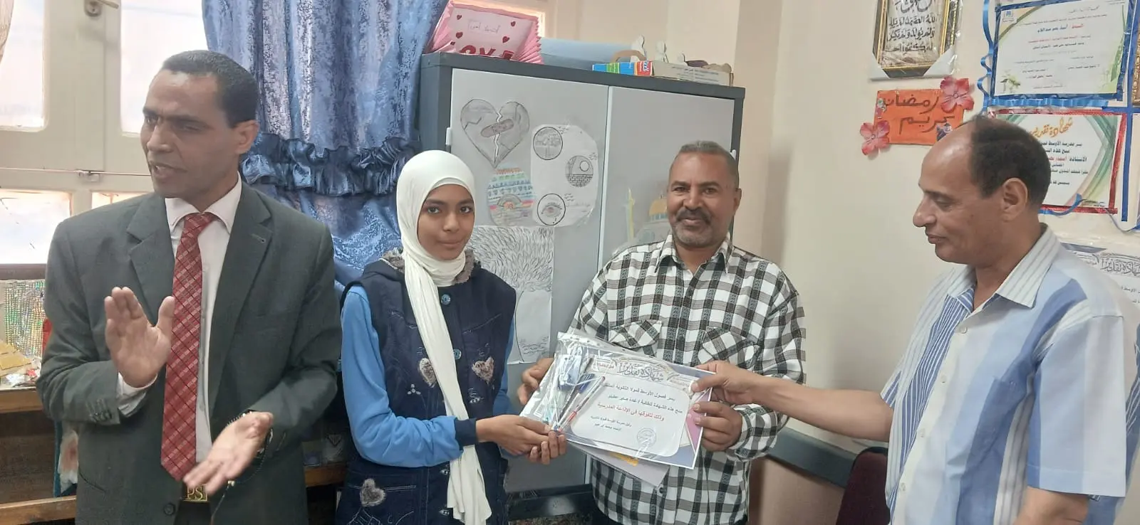 الأوسط قمولا الثانوية بنقادة تكرم المتفوقين وحفظة القرآن الكريم - 1000555310