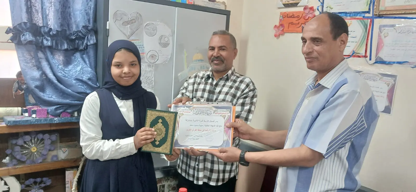 الأوسط قمولا الثانوية بنقادة تكرم المتفوقين وحفظة القرآن الكريم - 1000555313