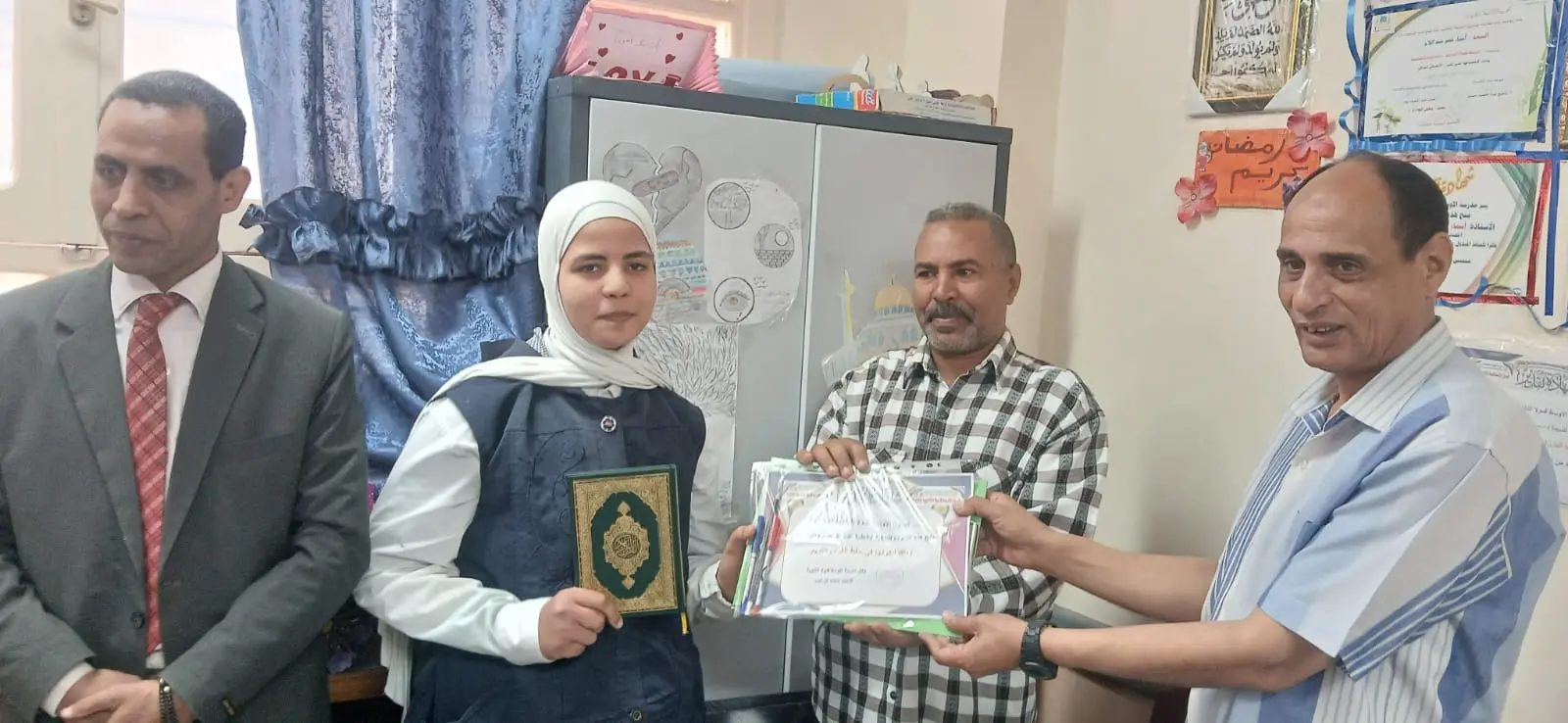 الأوسط قمولا الثانوية بنقادة تكرم المتفوقين وحفظة القرآن الكريم - 1000555316