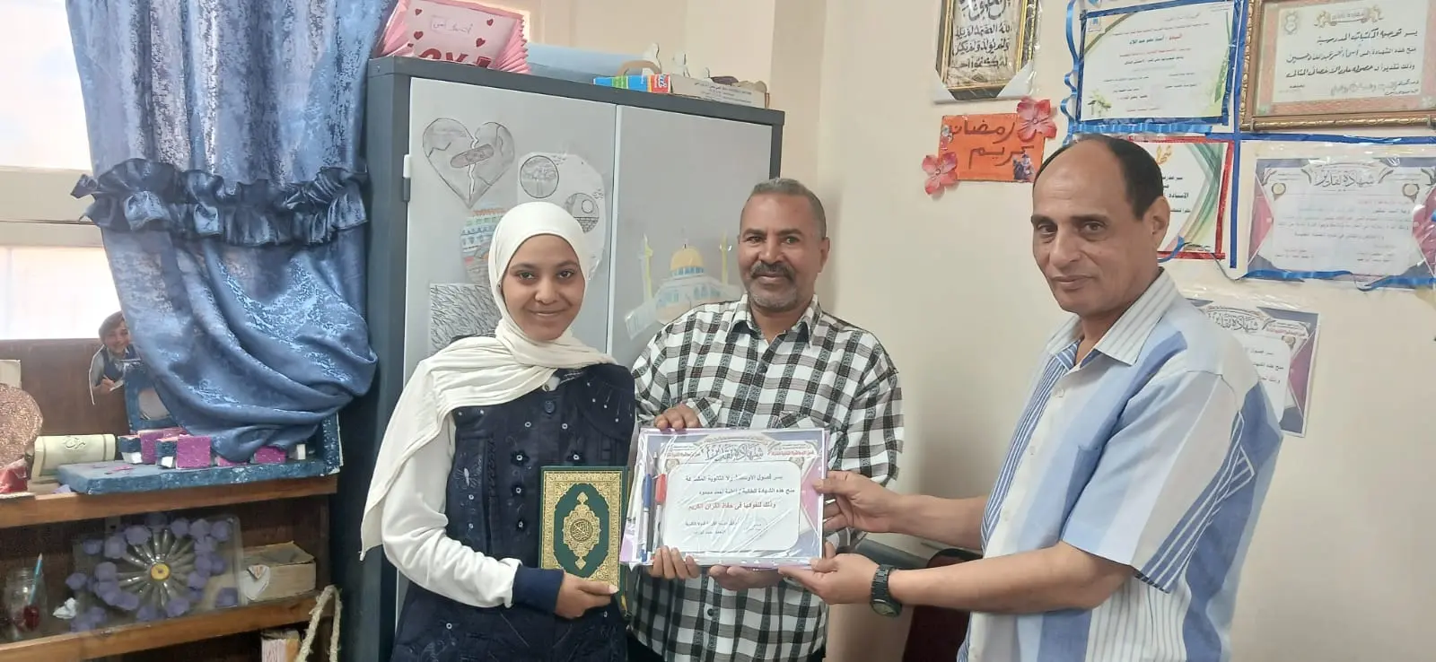 الأوسط قمولا الثانوية بنقادة تكرم المتفوقين وحفظة القرآن الكريم - 1000555319