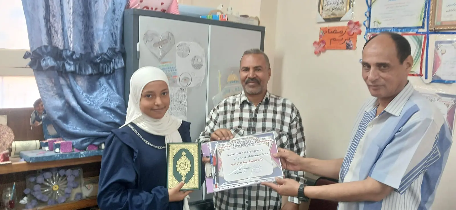 الأوسط قمولا الثانوية بنقادة تكرم المتفوقين وحفظة القرآن الكريم - 1000555322