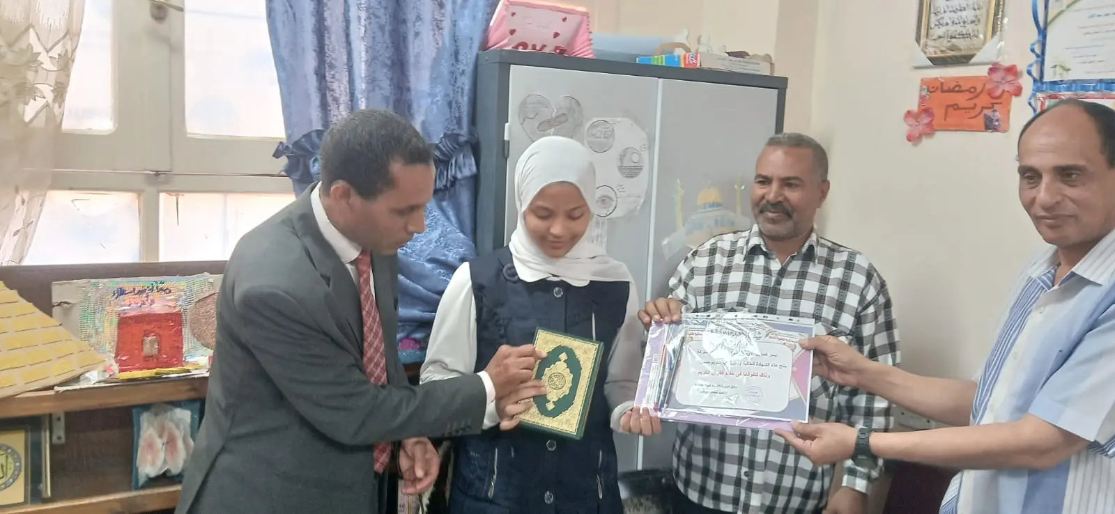 الأوسط قمولا الثانوية بنقادة تكرم المتفوقين وحفظة القرآن الكريم - 1000555328
