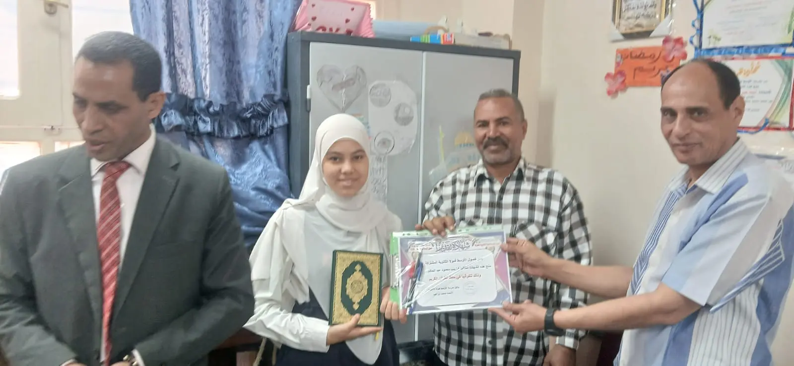 الأوسط قمولا الثانوية بنقادة تكرم المتفوقين وحفظة القرآن الكريم - 1000555331