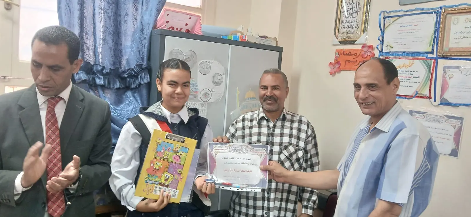 الأوسط قمولا الثانوية بنقادة تكرم المتفوقين وحفظة القرآن الكريم - 1000555334