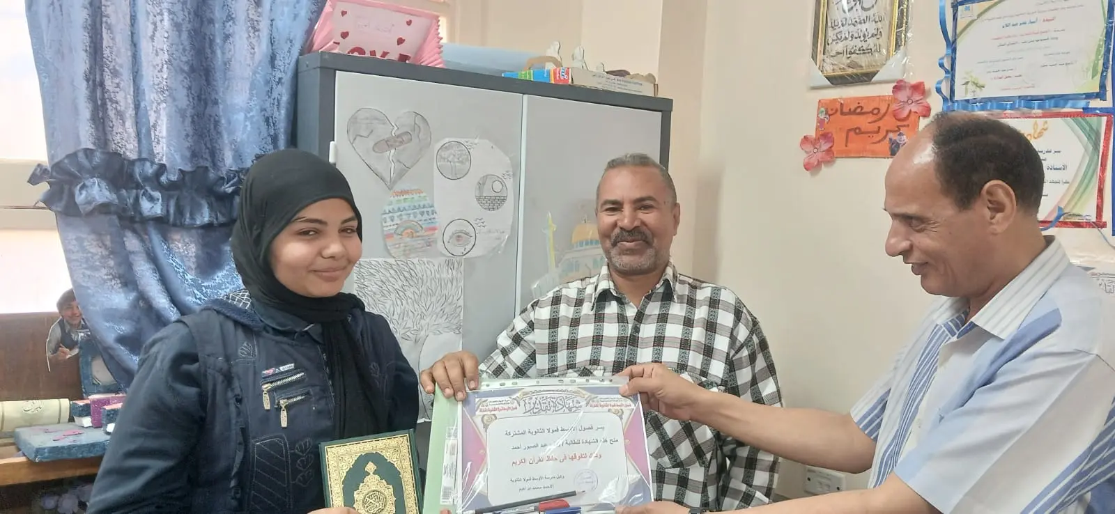 الأوسط قمولا الثانوية بنقادة تكرم المتفوقين وحفظة القرآن الكريم - 1000555337