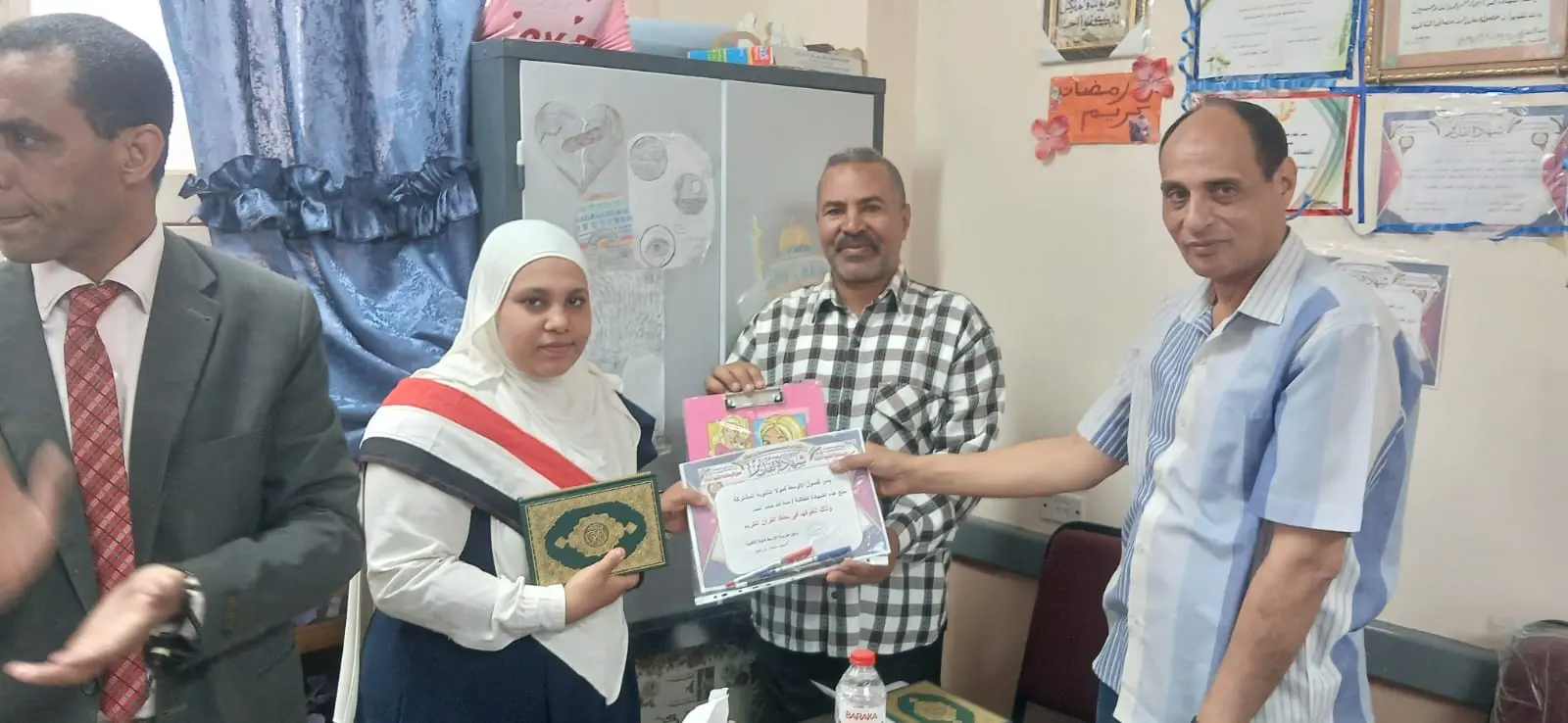 الأوسط قمولا الثانوية بنقادة تكرم المتفوقين وحفظة القرآن الكريم - 1000555343