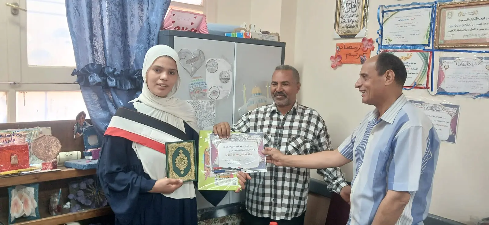الأوسط قمولا الثانوية بنقادة تكرم المتفوقين وحفظة القرآن الكريم - 1000555346