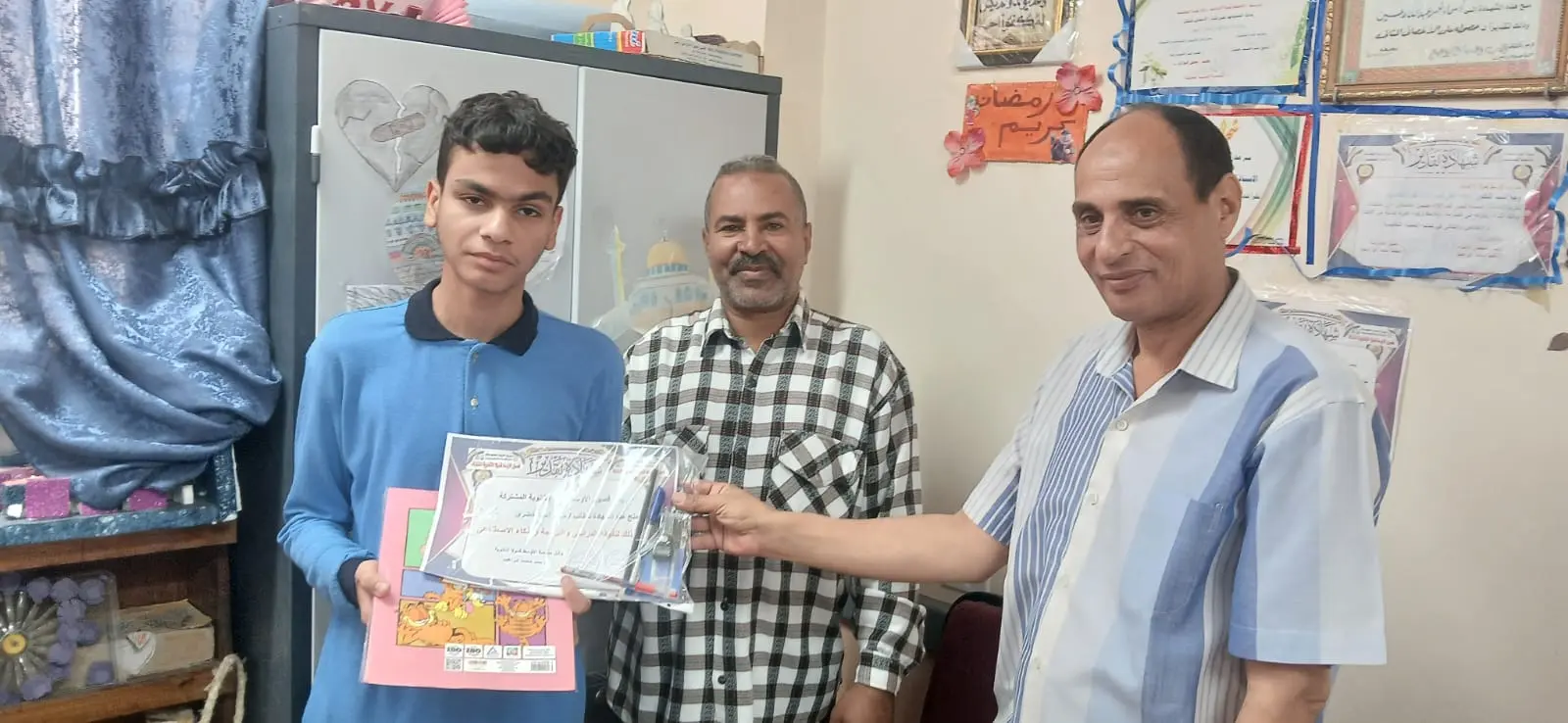الأوسط قمولا الثانوية بنقادة تكرم المتفوقين وحفظة القرآن الكريم - 1000555355