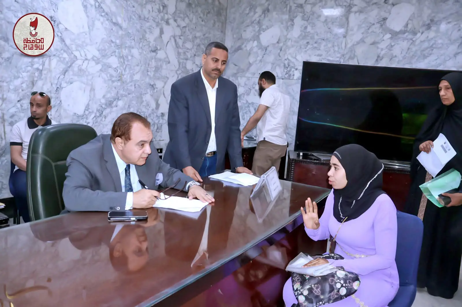 محافظ سوهاج يعقد اللقاء الجماهيري الأسبوعي لبحث مطالب المواطنين وحل مشكلاتهم - 1000555787
