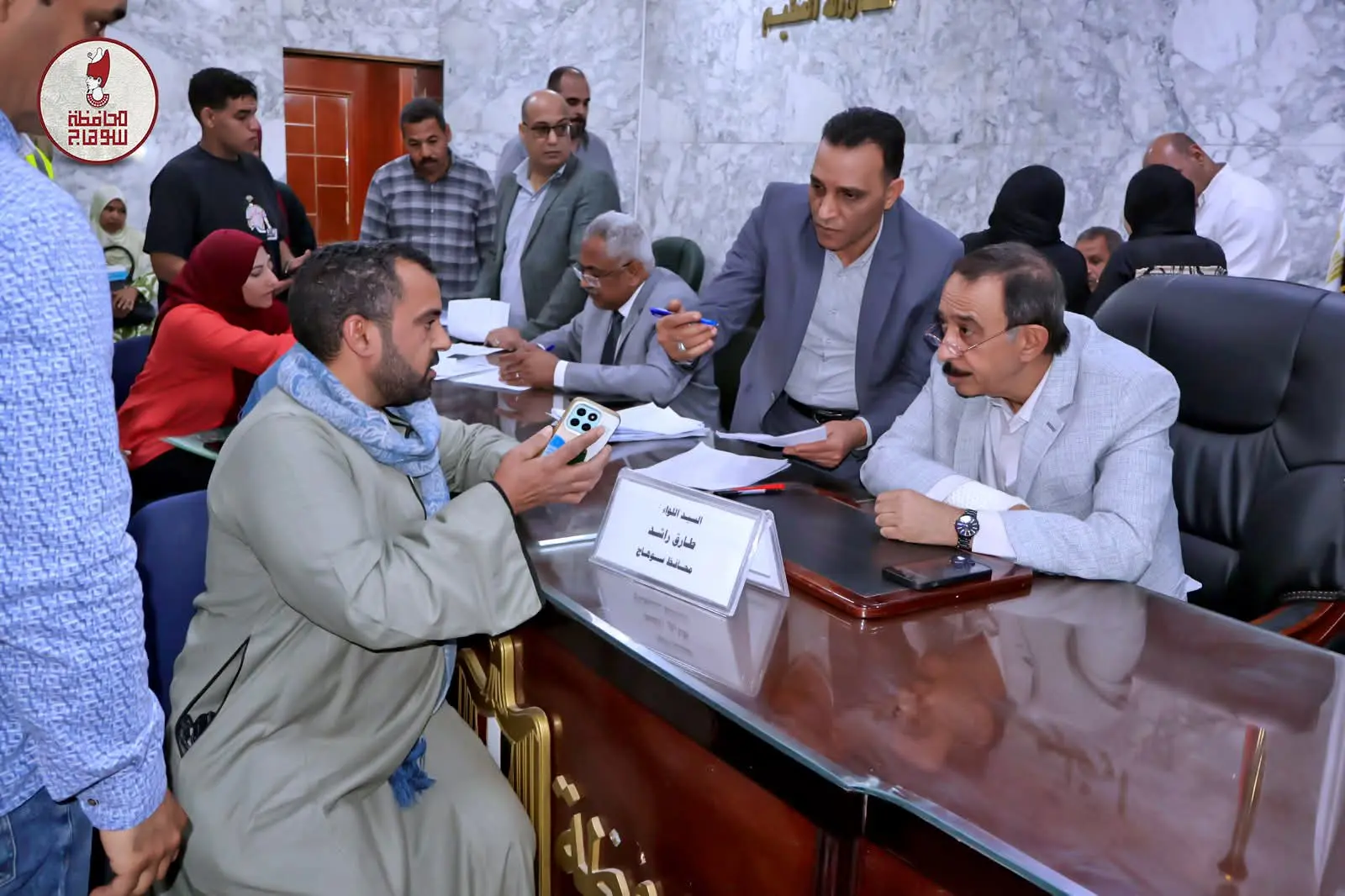 محافظ سوهاج يعقد اللقاء الجماهيري الأسبوعي لبحث مطالب المواطنين وحل مشكلاتهم - 1000555788