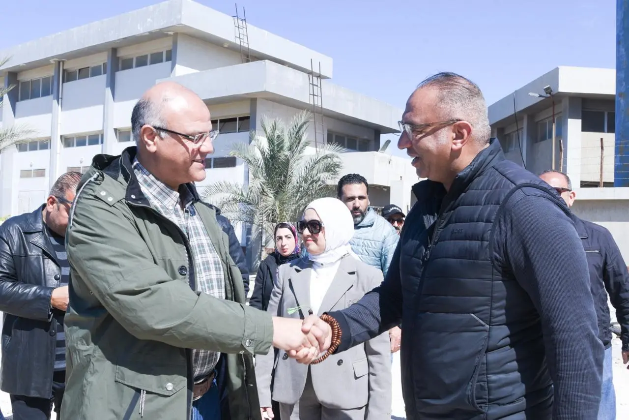 محافظ الإسكندرية يواصل جولاته الميدانية بعدد من المحاور الحيوية لمتابعة مشروعات الطرق بالعجمي - 1000555916