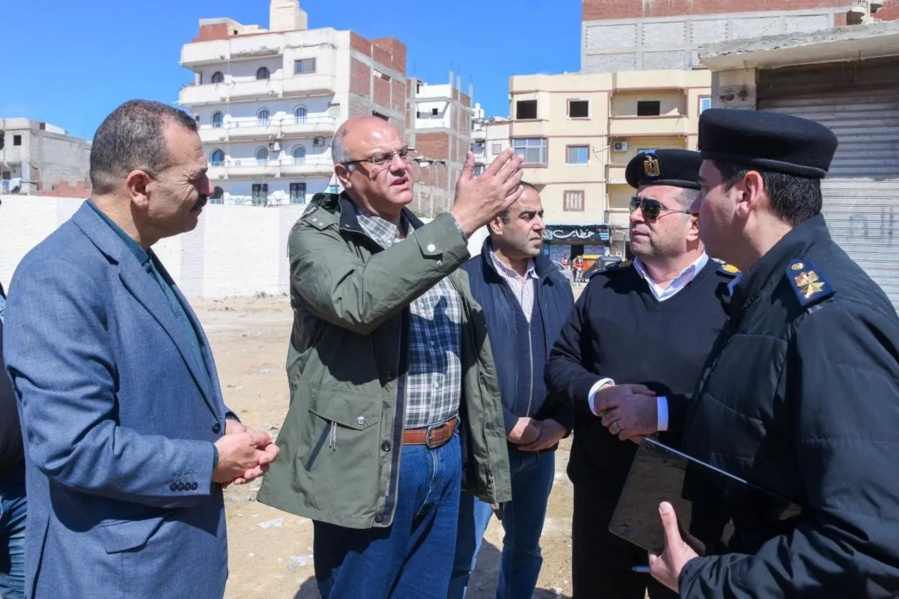 محافظ الإسكندرية يواصل جولاته الميدانية بعدد من المحاور الحيوية لمتابعة مشروعات الطرق بالعجمي - 1000555917