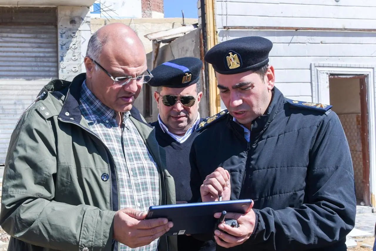 محافظ الإسكندرية يواصل جولاته الميدانية بعدد من المحاور الحيوية لمتابعة مشروعات الطرق بالعجمي - 1000555918