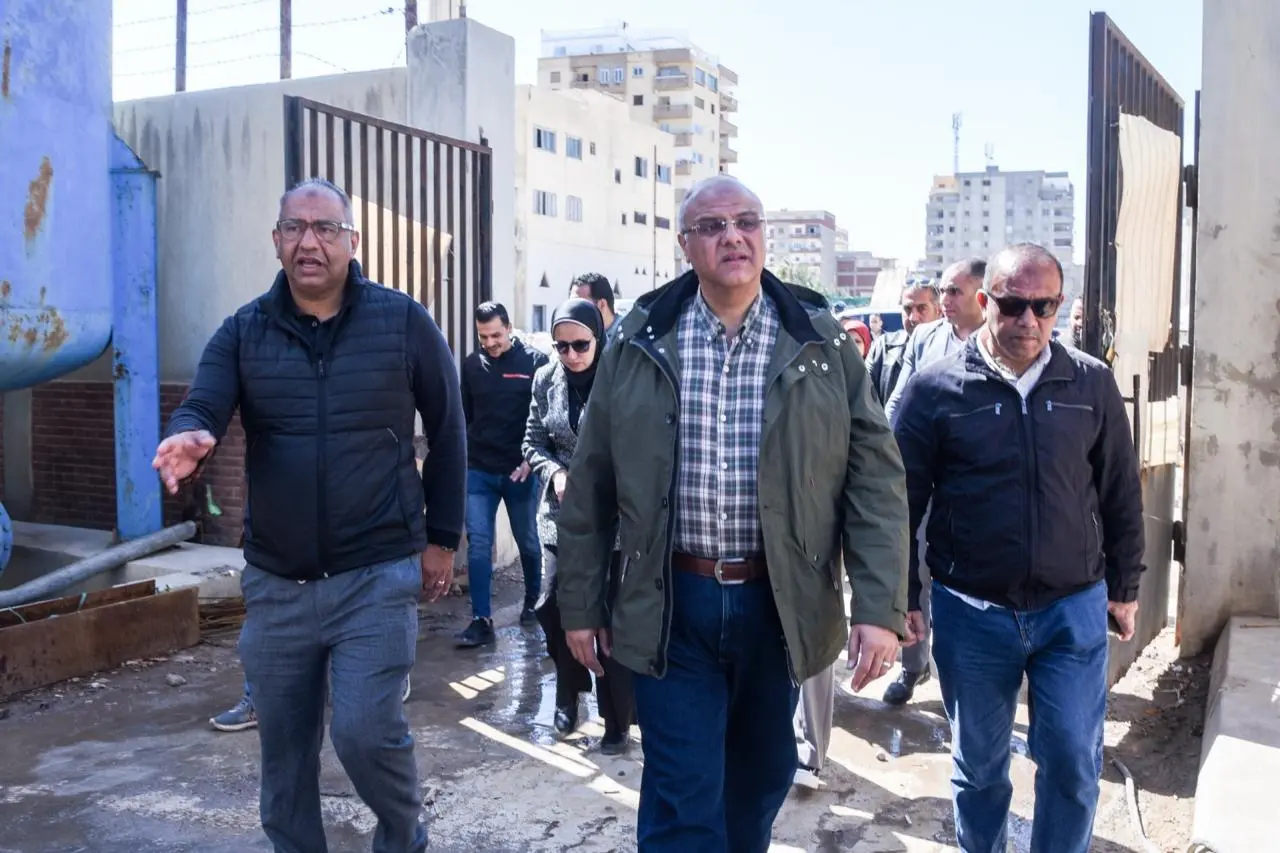 محافظ الإسكندرية يواصل جولاته الميدانية بعدد من المحاور الحيوية لمتابعة مشروعات الطرق بالعجمي - 1000555927