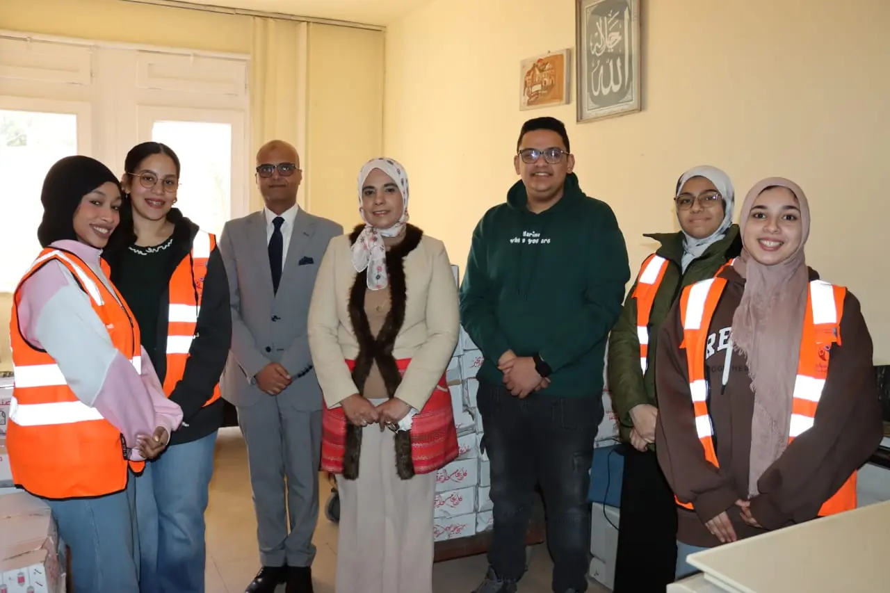 نائب رئيس جامعة الإسكندرية تشهد توزيع كراتين مواد غذائية بمستشفى طلبة الجامعة - 1000557218
