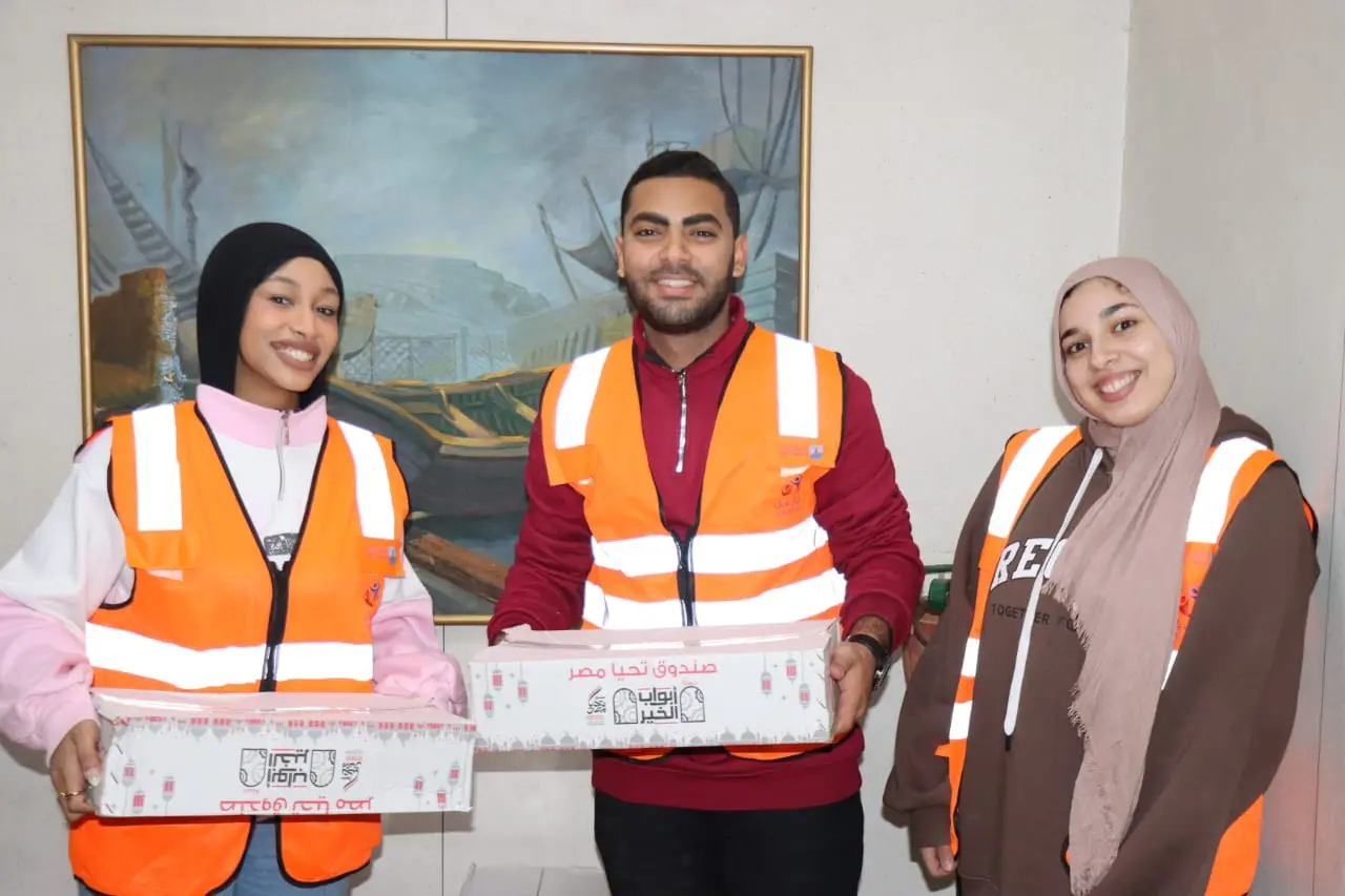 نائب رئيس جامعة الإسكندرية تشهد توزيع كراتين مواد غذائية بمستشفى طلبة الجامعة - 1000557220