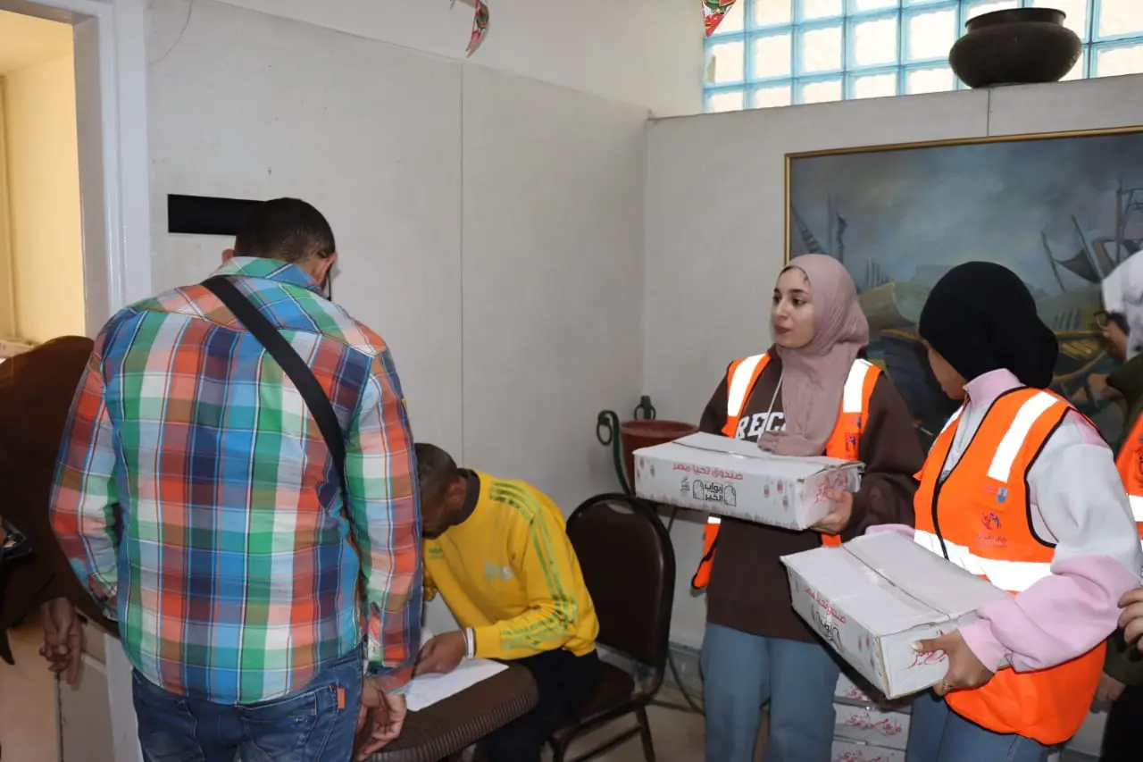 نائب رئيس جامعة الإسكندرية تشهد توزيع كراتين مواد غذائية بمستشفى طلبة الجامعة - 1000557222
