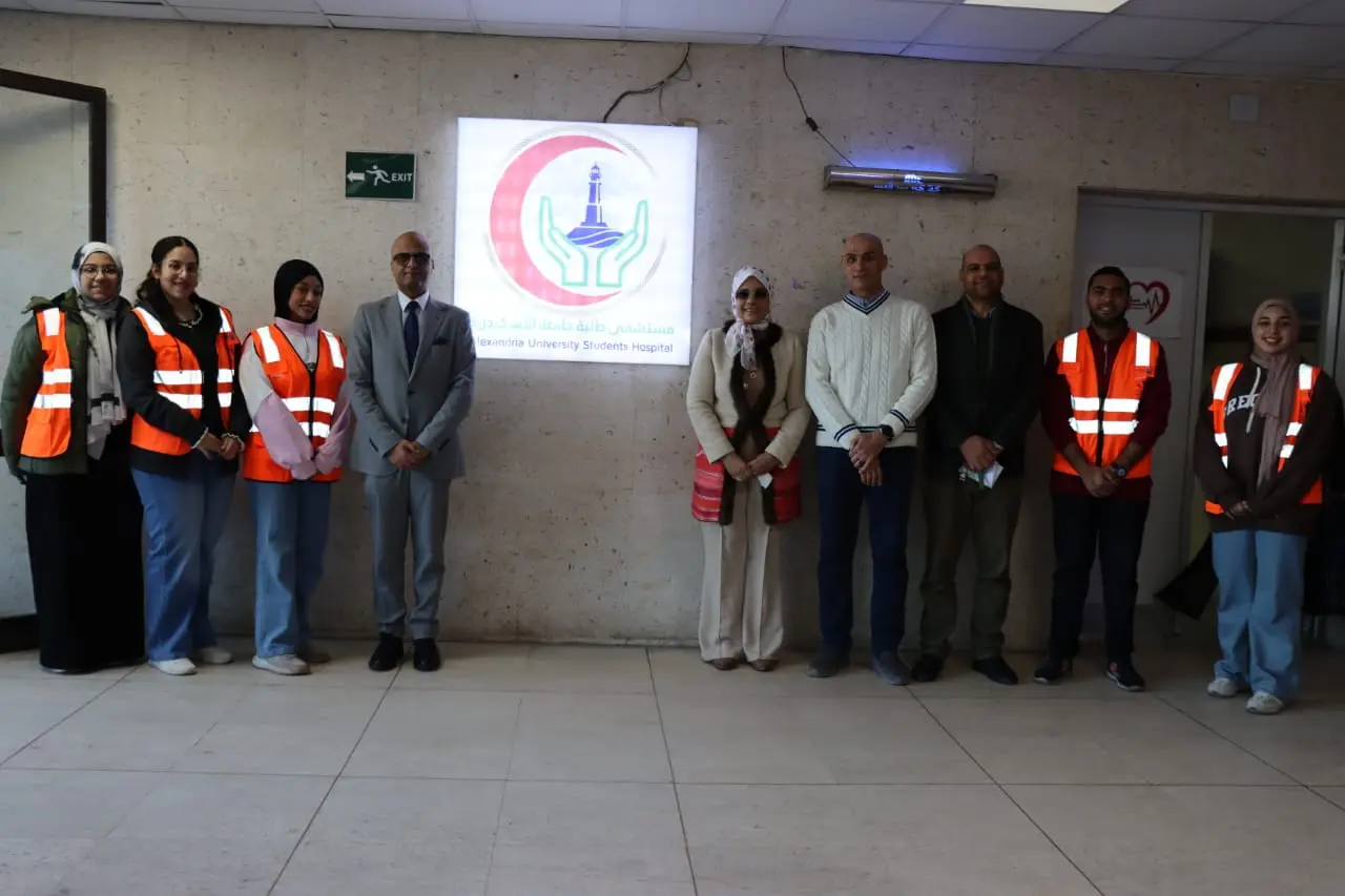 نائب رئيس جامعة الإسكندرية تشهد توزيع كراتين مواد غذائية بمستشفى طلبة الجامعة - 1000557226