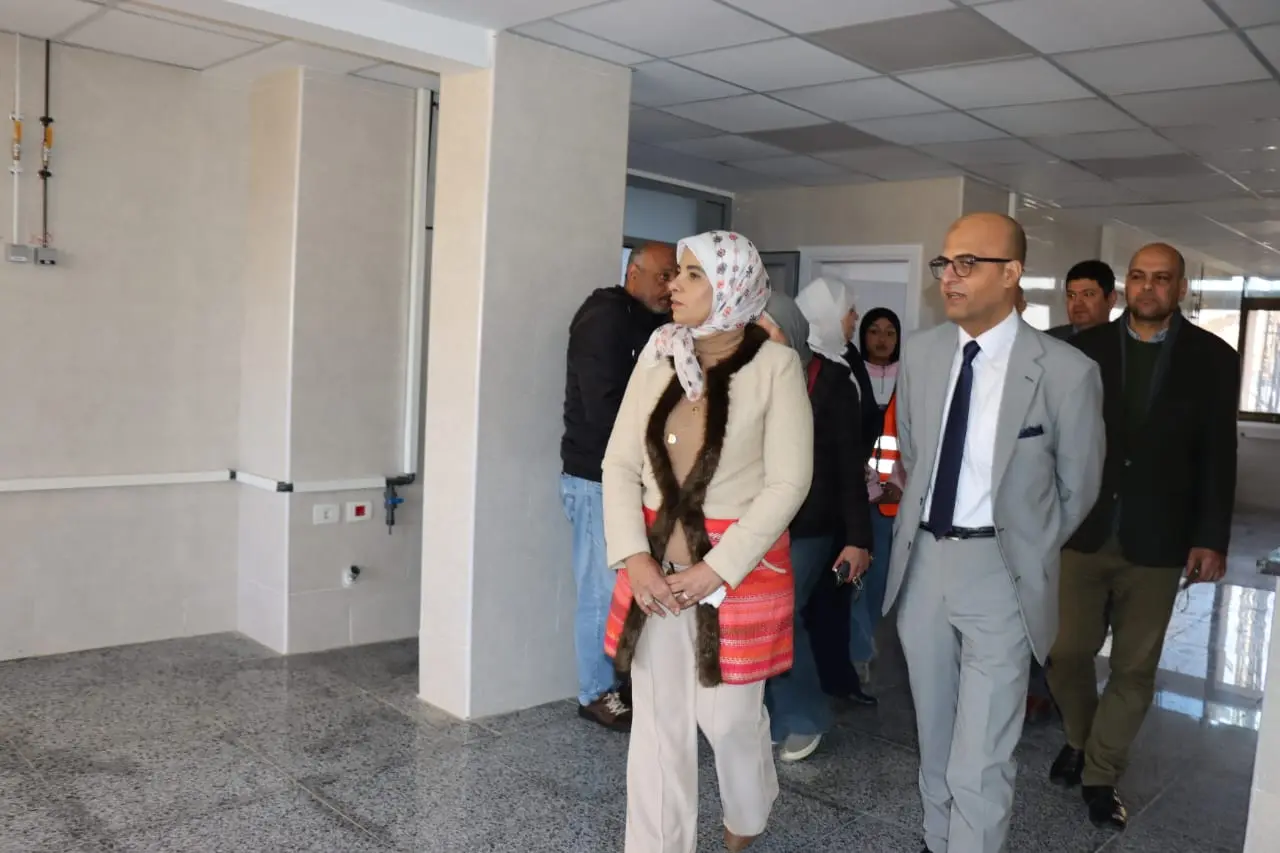 نائب رئيس جامعة الإسكندرية تشهد توزيع كراتين مواد غذائية بمستشفى طلبة الجامعة - 1000557230
