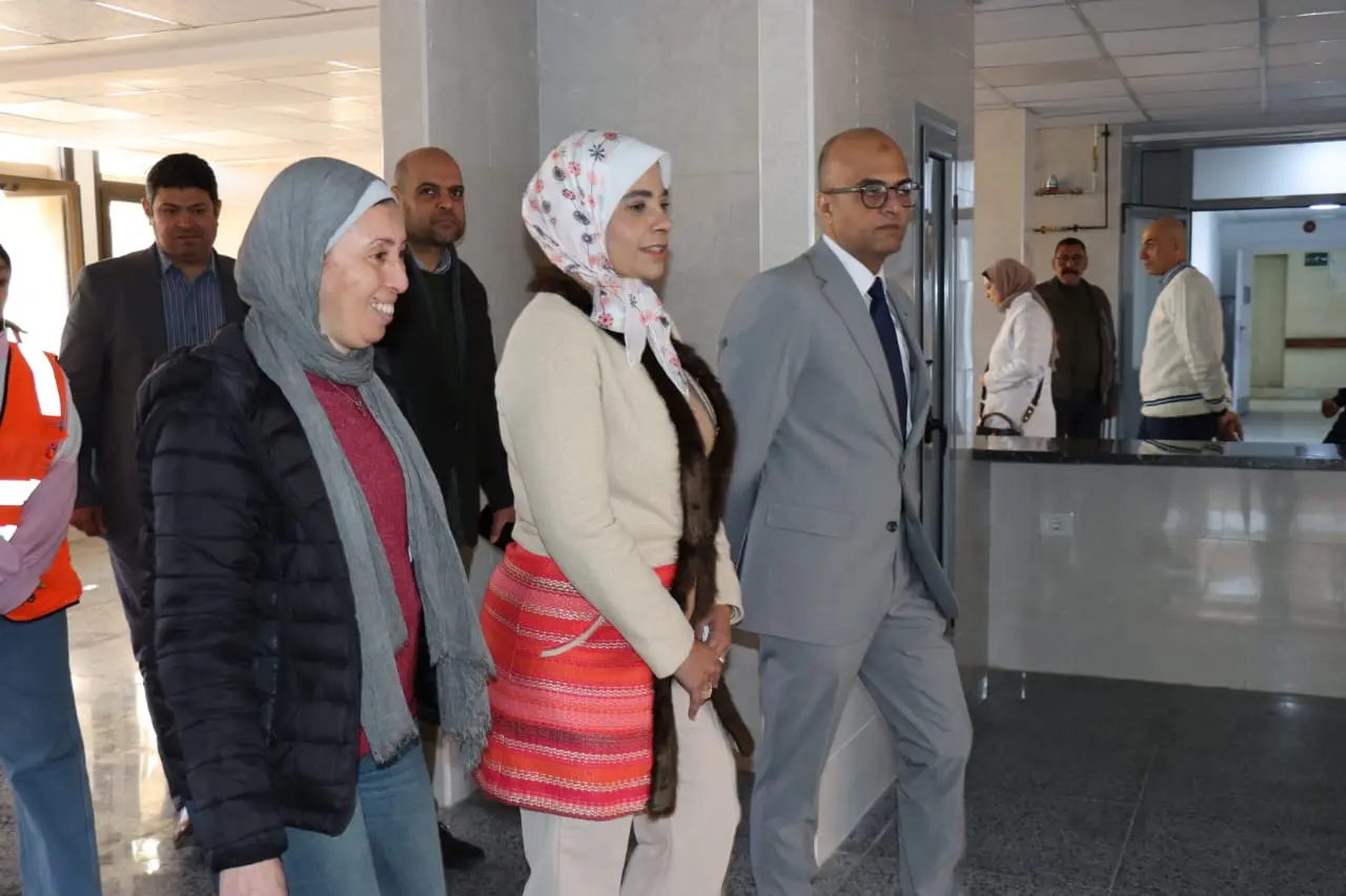 نائب رئيس جامعة الإسكندرية تشهد توزيع كراتين مواد غذائية بمستشفى طلبة الجامعة - 1000557232