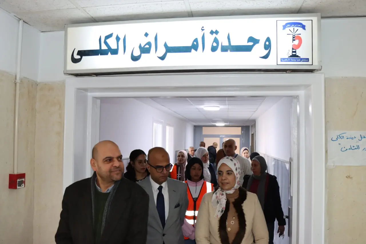 نائب رئيس جامعة الإسكندرية تشهد توزيع كراتين مواد غذائية بمستشفى طلبة الجامعة - 1000557234