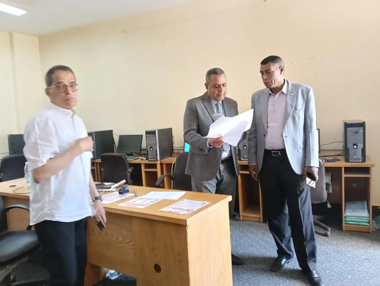 وكيل مديرية تعليم قنا يتفقد اختبارات التطبيقات التربوية وبرامج القيادات - 1000558271