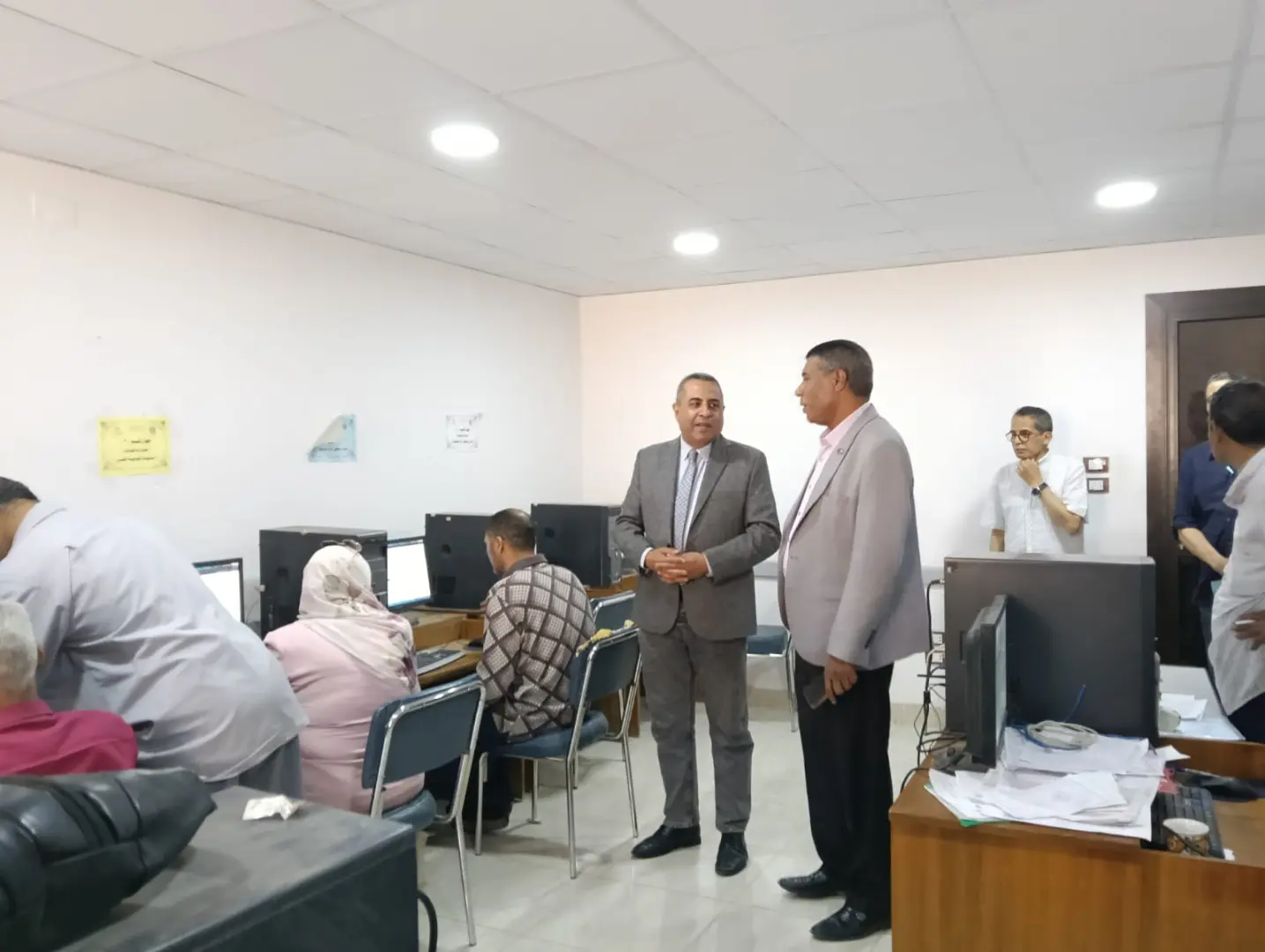 وكيل مديرية التعليم بقنا يتفقد اختبارات التطبيقات التربوية وبرامج القيادات