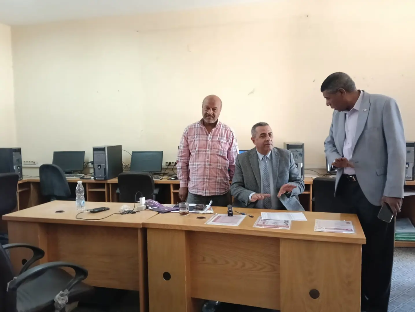 وكيل مديرية تعليم قنا يتفقد اختبارات التطبيقات التربوية وبرامج القيادات - 1000558279