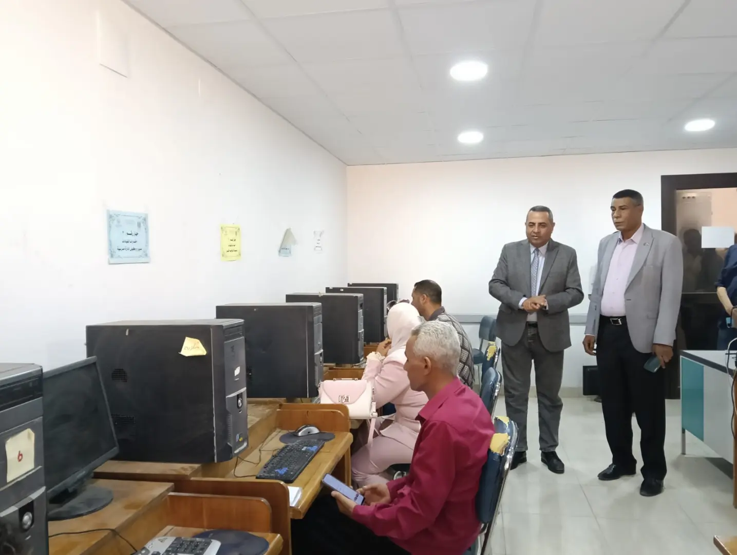 وكيل مديرية تعليم قنا يتفقد اختبارات التطبيقات التربوية وبرامج القيادات - 1000558287