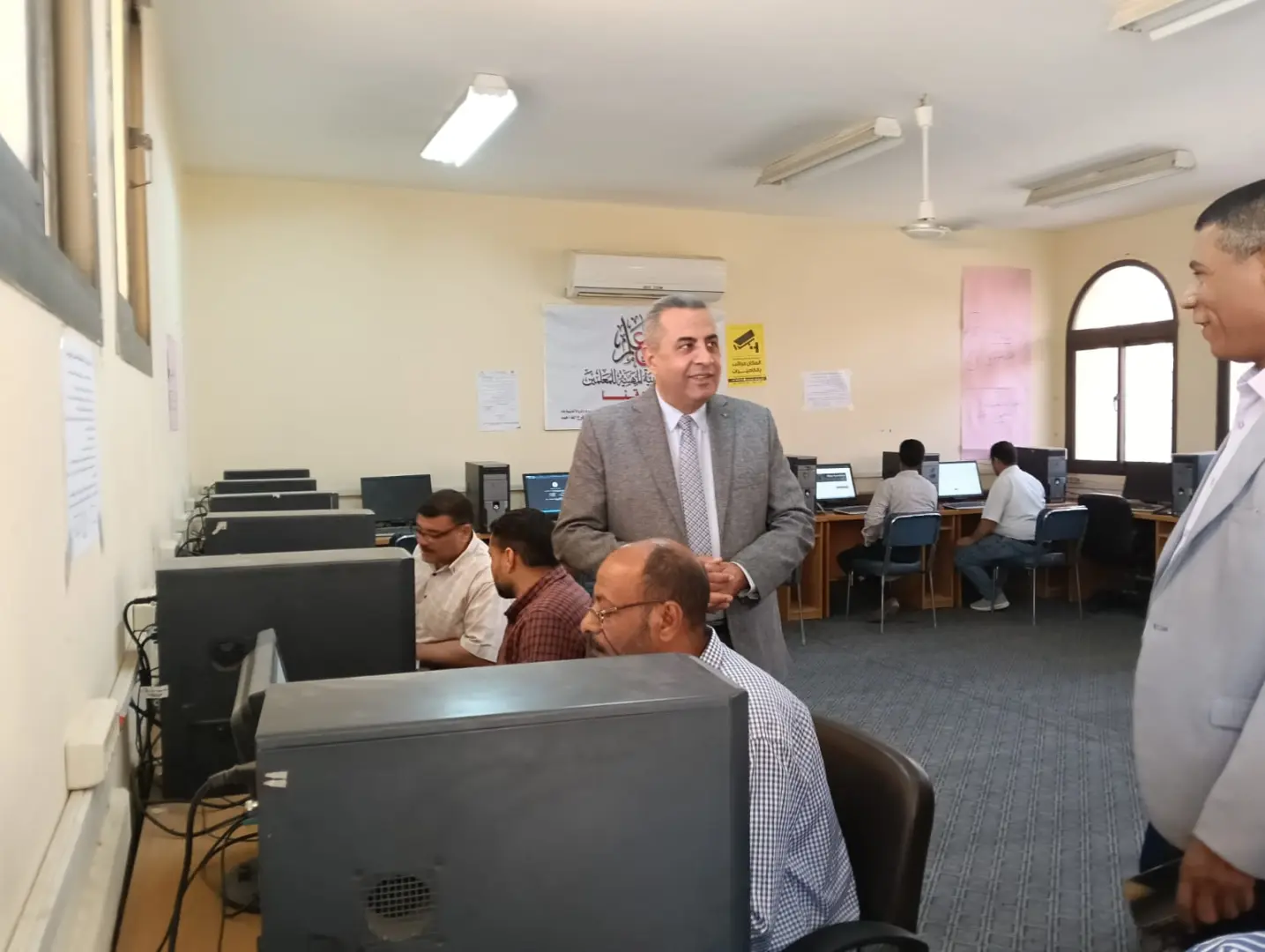 وكيل مديرية تعليم قنا يتفقد اختبارات التطبيقات التربوية وبرامج القيادات - 1000558291