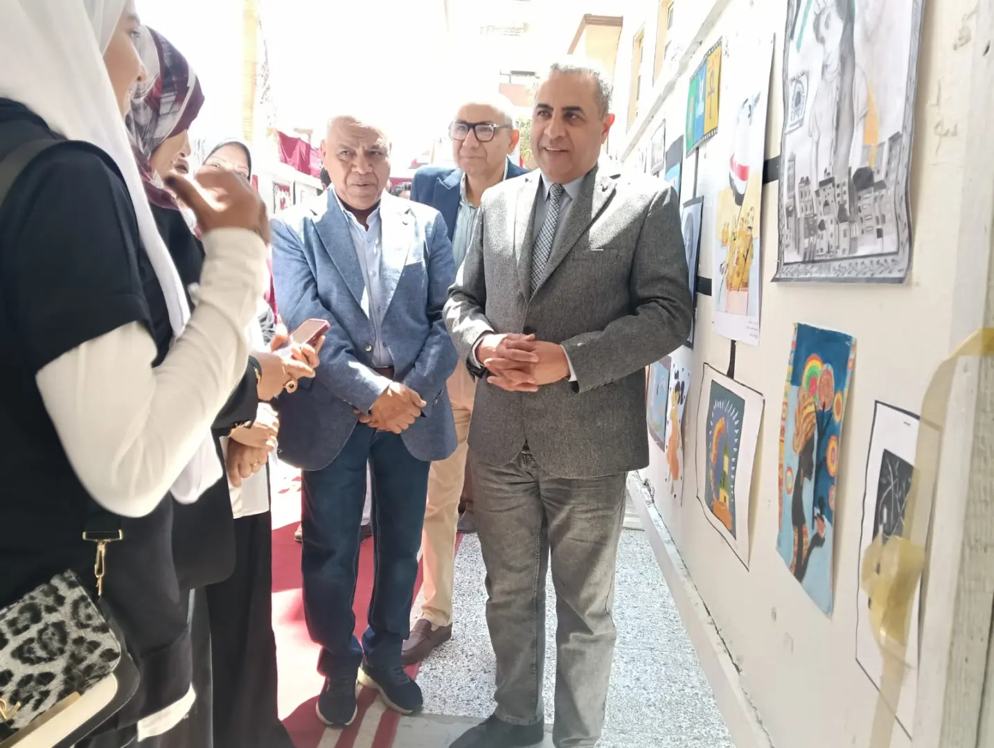 وكيل تعليم قنا يفتتح المعرض الختامي للأنشطة التربوية للنوادي الاستكشافية - 1000558323