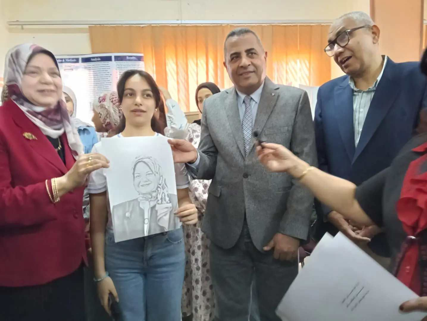 وكيل تعليم قنا يفتتح المعرض الختامي للأنشطة التربوية للنوادي الاستكشافية - 1000558344