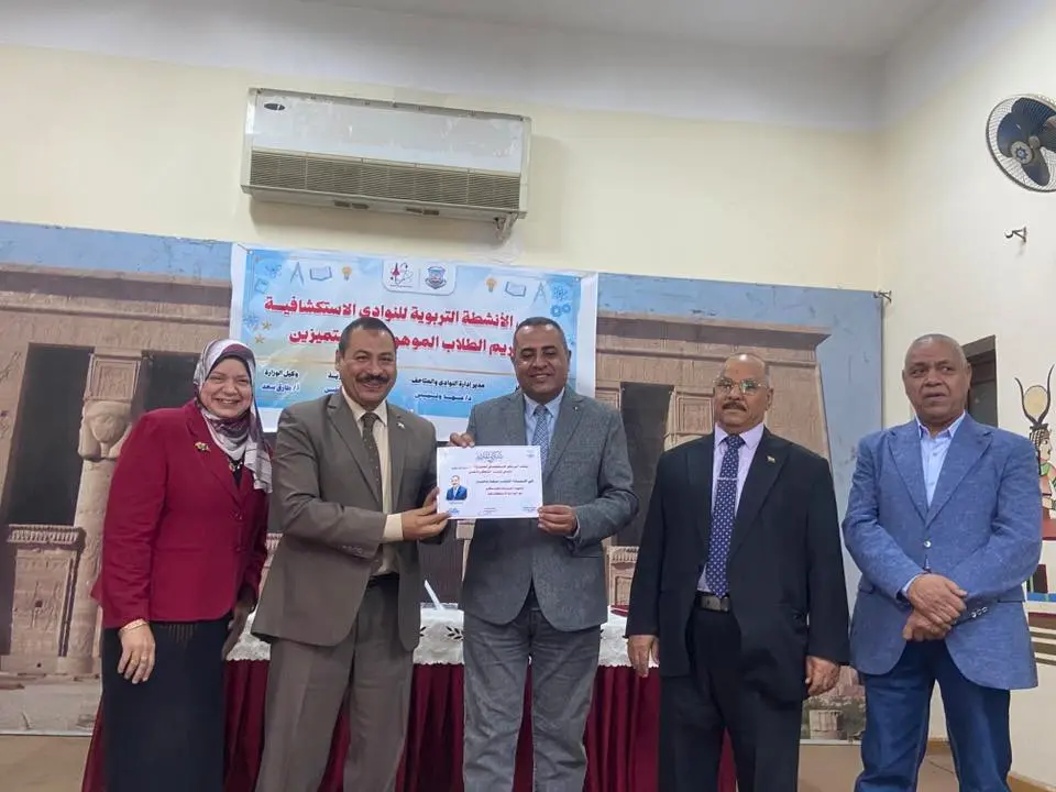 وكيل تعليم قنا يفتتح المعرض الختامي للأنشطة التربوية للنوادي الاستكشافية - 1000558361
