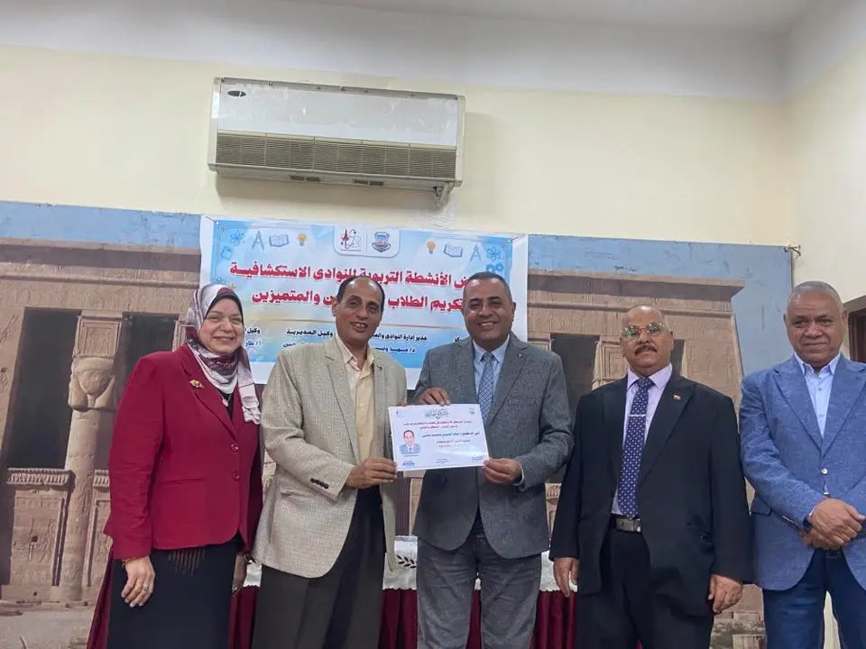 وكيل تعليم قنا يفتتح المعرض الختامي للأنشطة التربوية للنوادي الاستكشافية - 1000558387