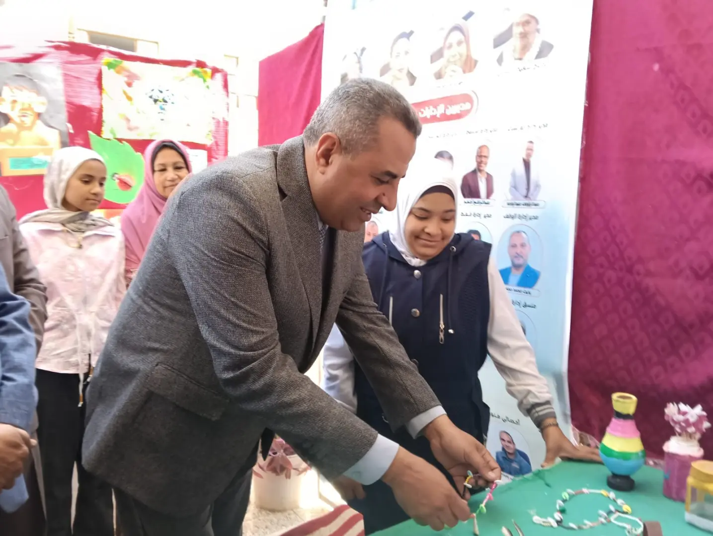 وكيل تعليم قنا يفتتح المعرض الختامي للأنشطة التربوية للنوادي الاستكشافية - 1000558392