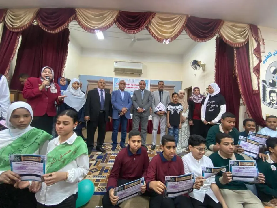 وكيل تعليم قنا يفتتح المعرض الختامي للأنشطة التربوية للنوادي الاستكشافية - 1000558395