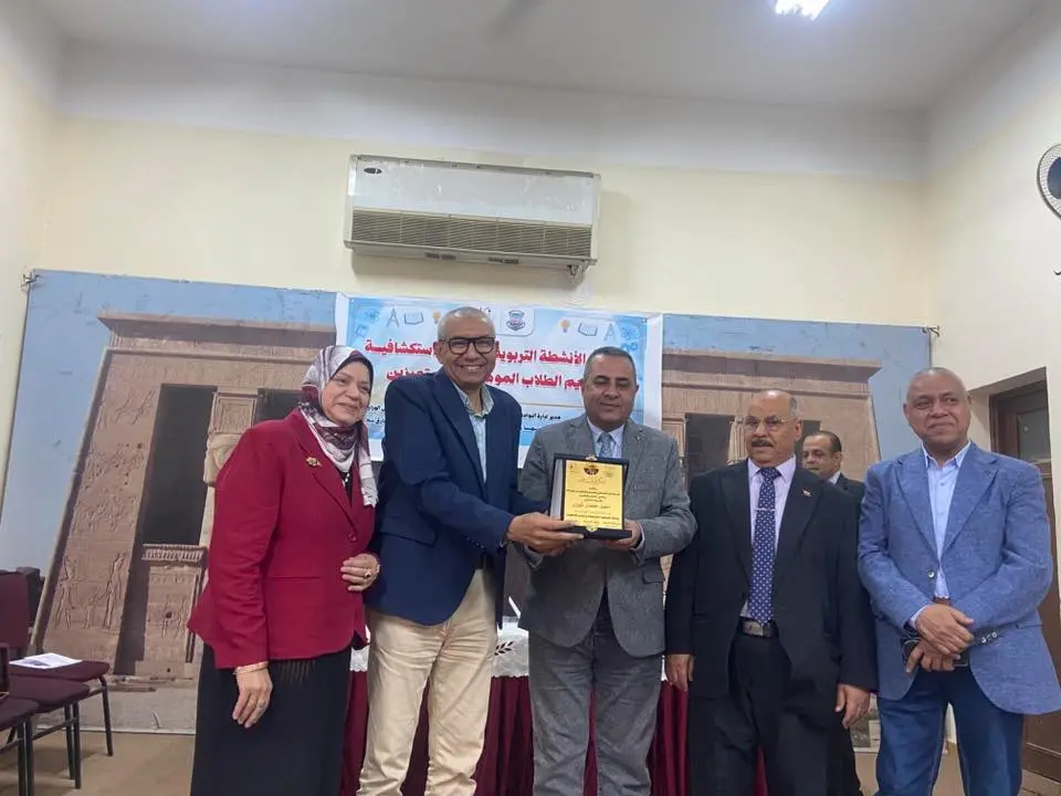وكيل تعليم قنا يفتتح المعرض الختامي للأنشطة التربوية للنوادي الاستكشافية - 1000558401