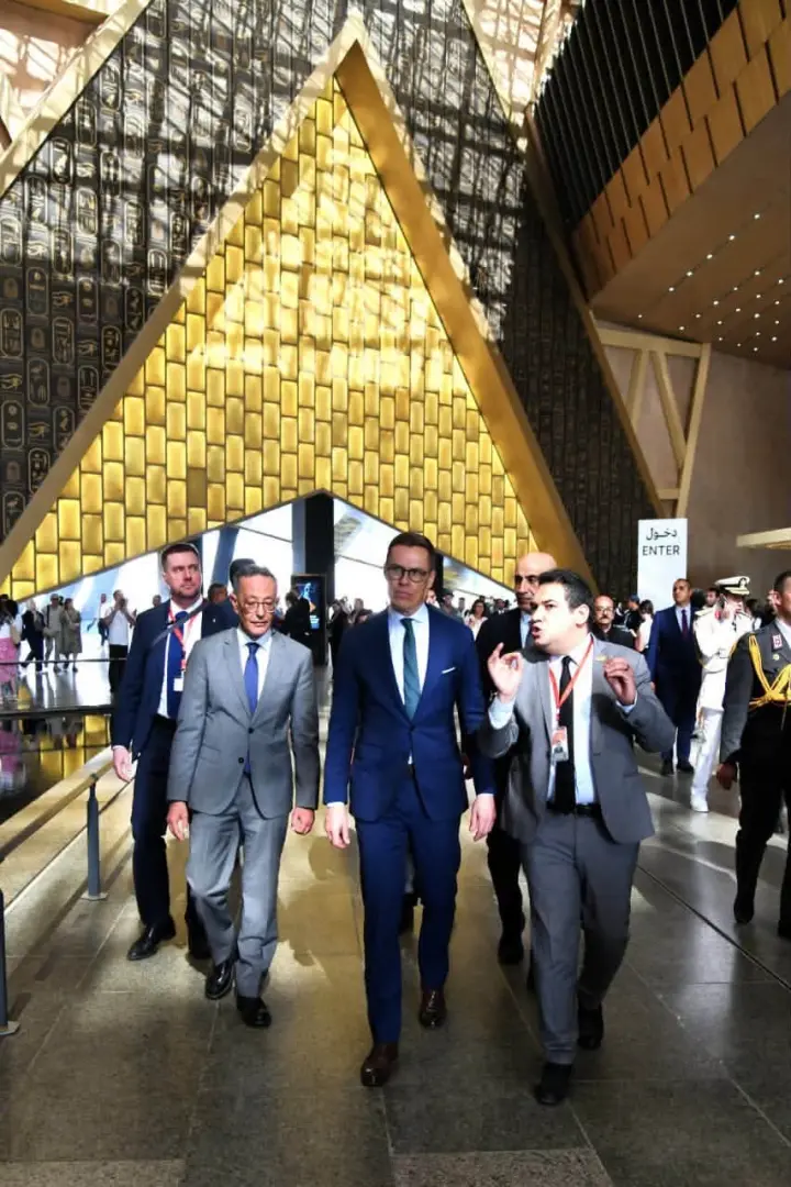 رئيس فنلندا يزور المتحف المصري الكبير وأهرامات الجيزة ويشيد بعظمة الحضارة المصرية - 1000558790