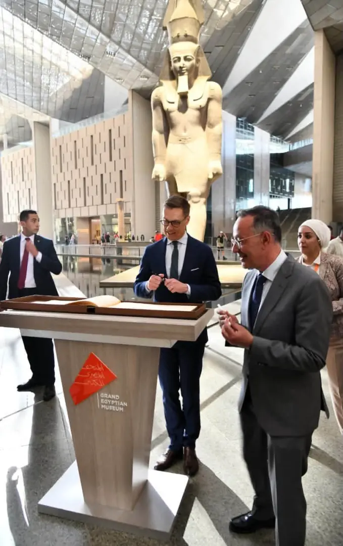 رئيس فنلندا يزور المتحف المصري الكبير وأهرامات الجيزة ويشيد بعظمة الحضارة المصرية - 1000558791