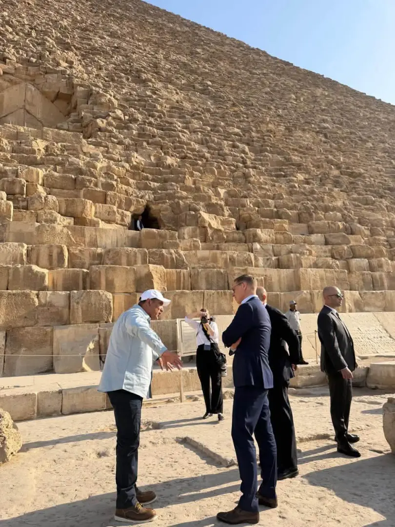 رئيس فنلندا يزور المتحف المصري الكبير وأهرامات الجيزة ويشيد بعظمة الحضارة المصرية - 1000558792